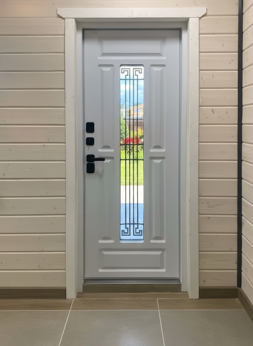 Белая дверь с ковкой