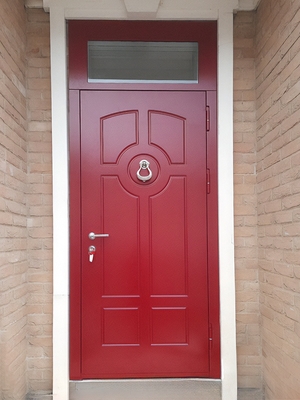 Красная дверь с фрамугой Красная дверь с фрамугой